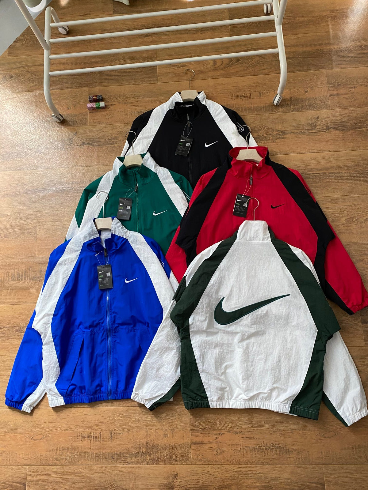 NIKE SWOOSH WINDBREAKER JACKET