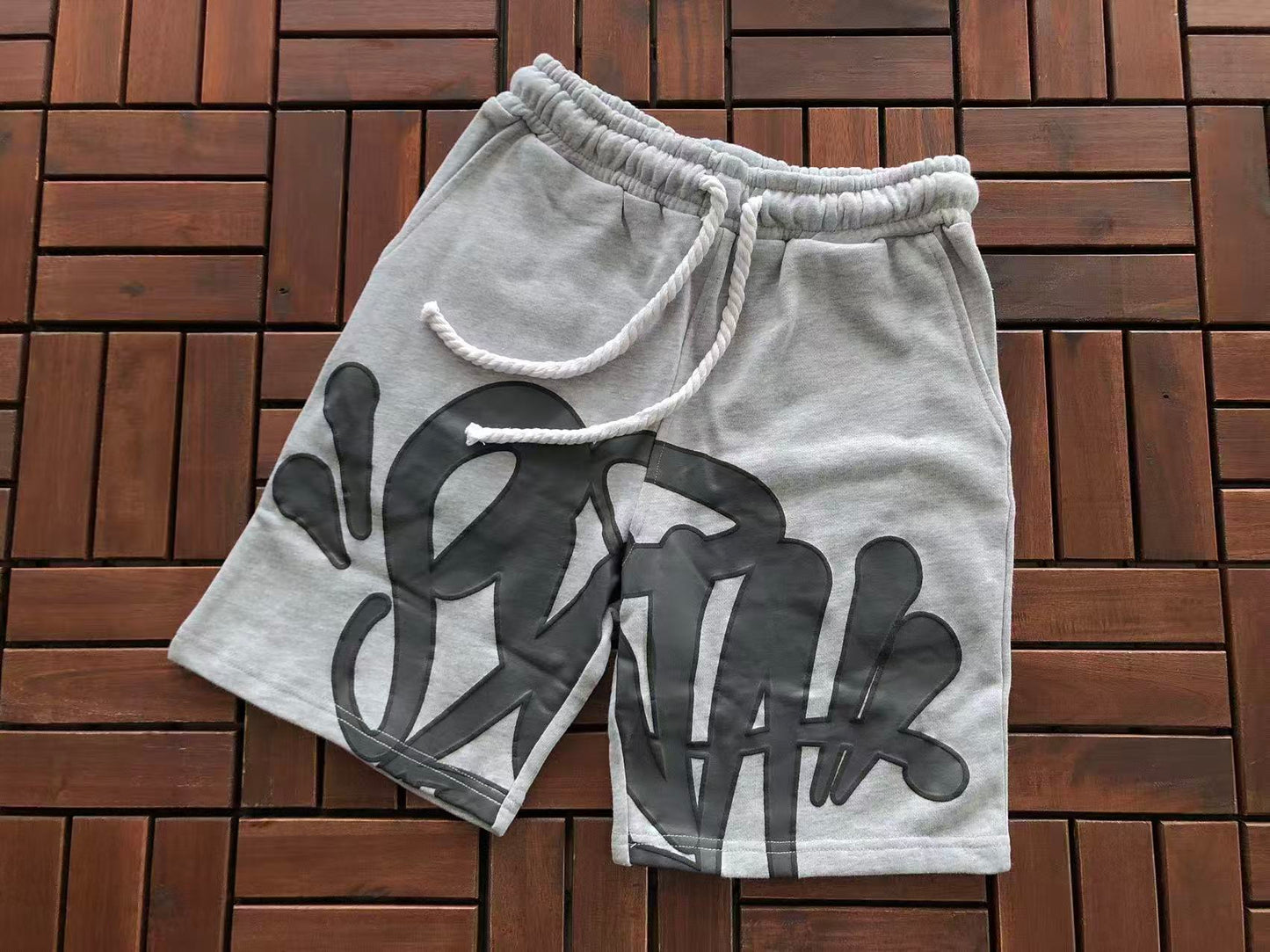 SYNA WORLD LOGO SHORTS