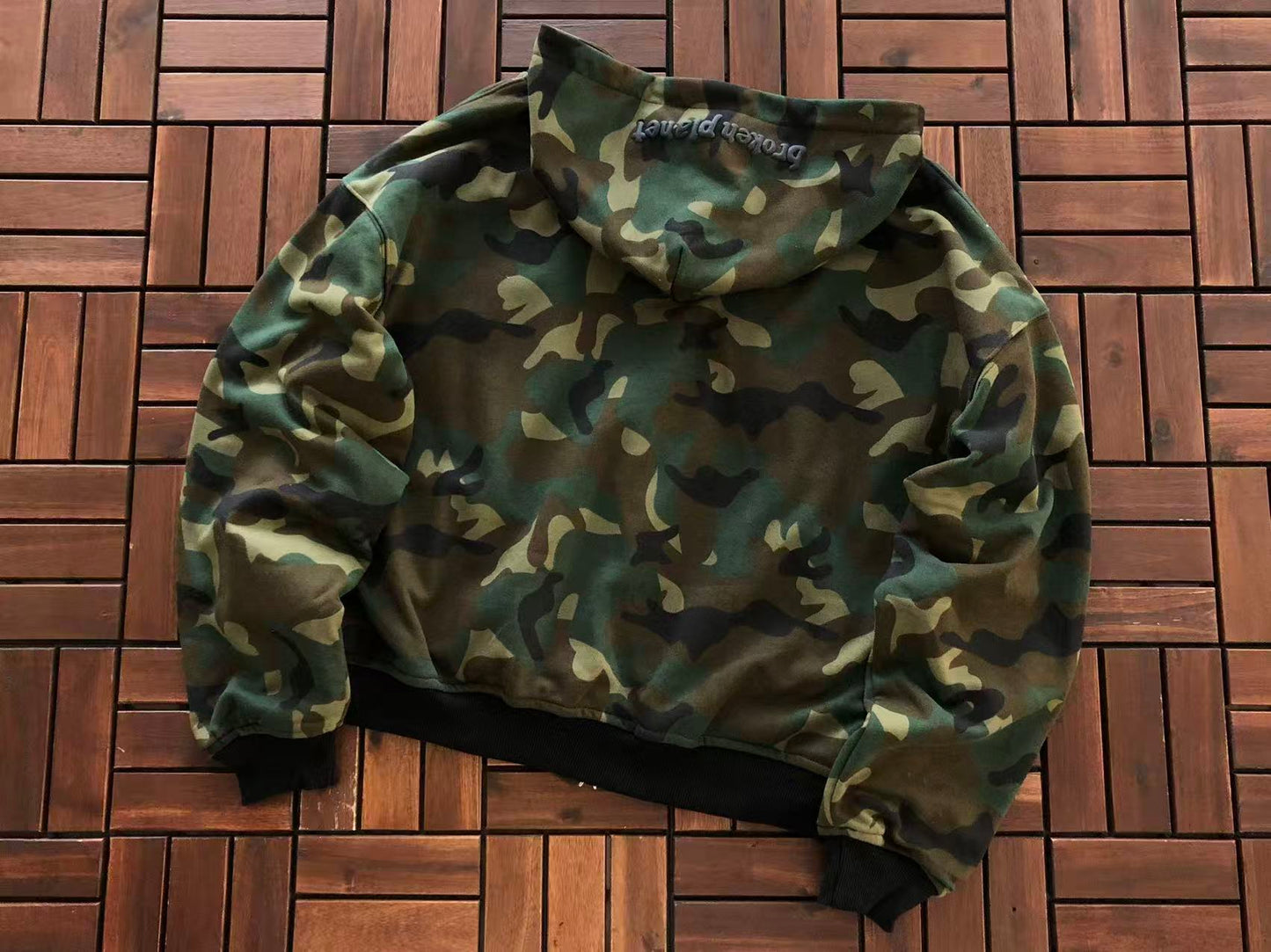 BROKEN PLANETS CAMO ZIPPED HOODIE