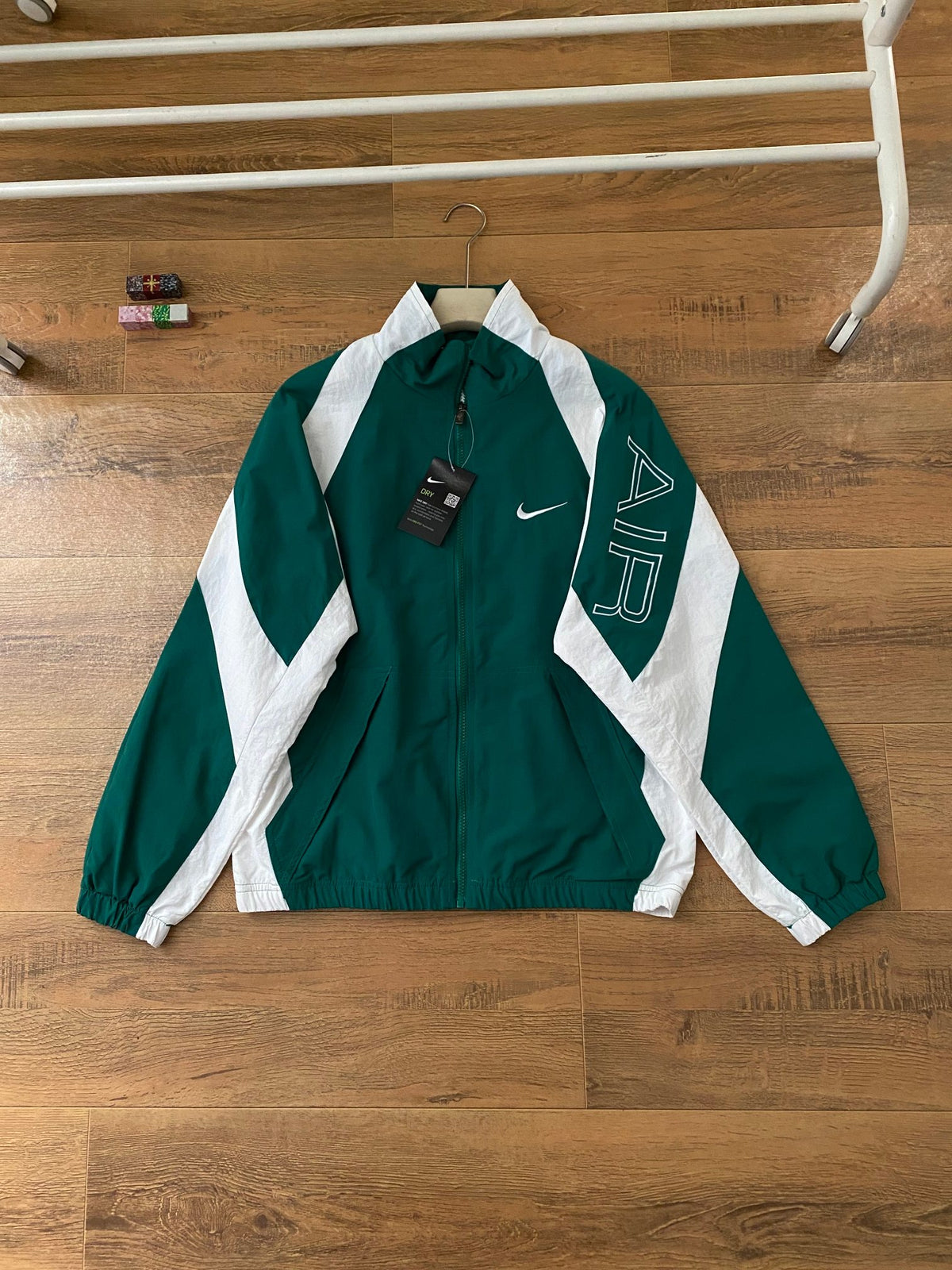 NIKE SWOOSH WINDBREAKER JACKET
