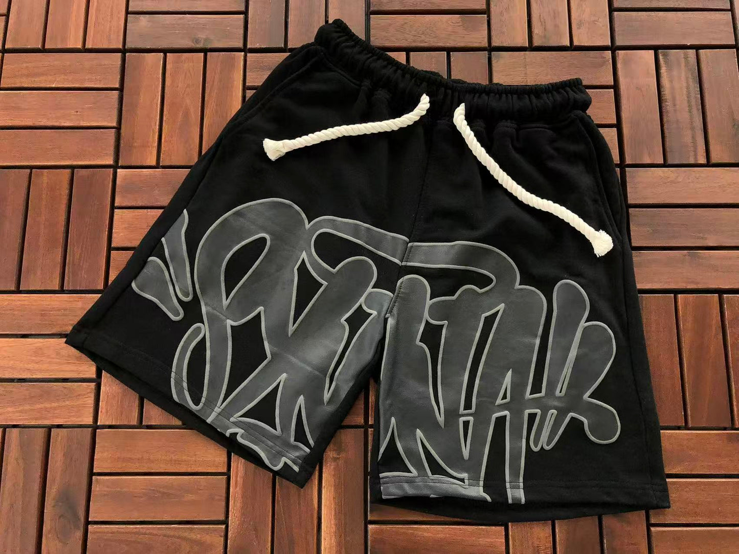 SYNA WORLD LOGO SHORTS