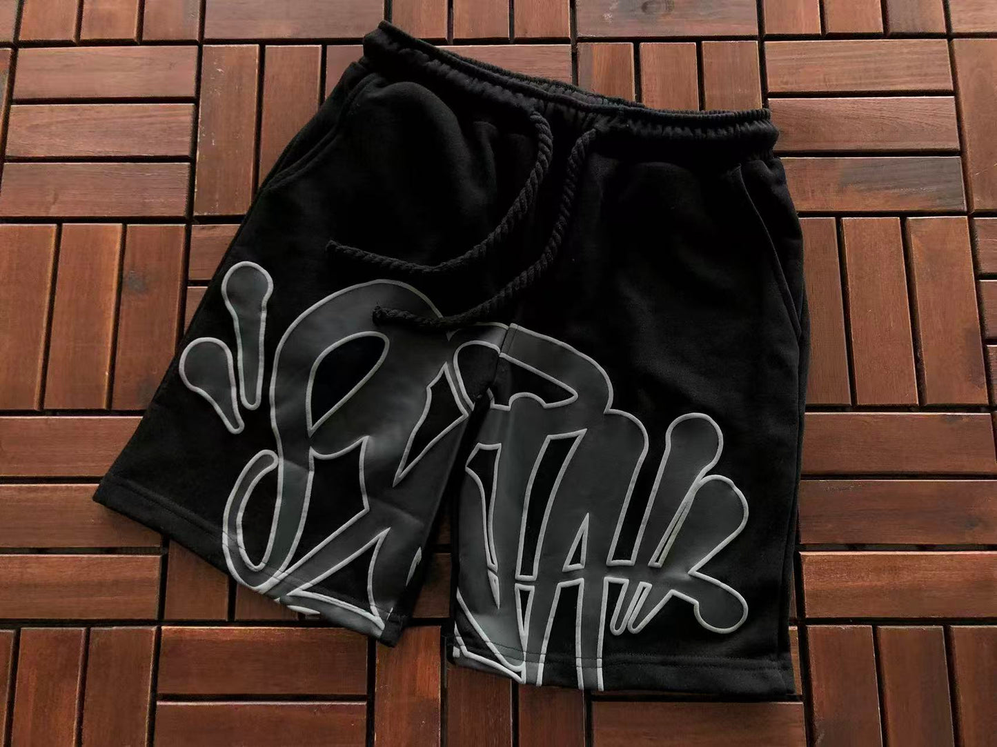SYNA WORLD LOGO SHORTS