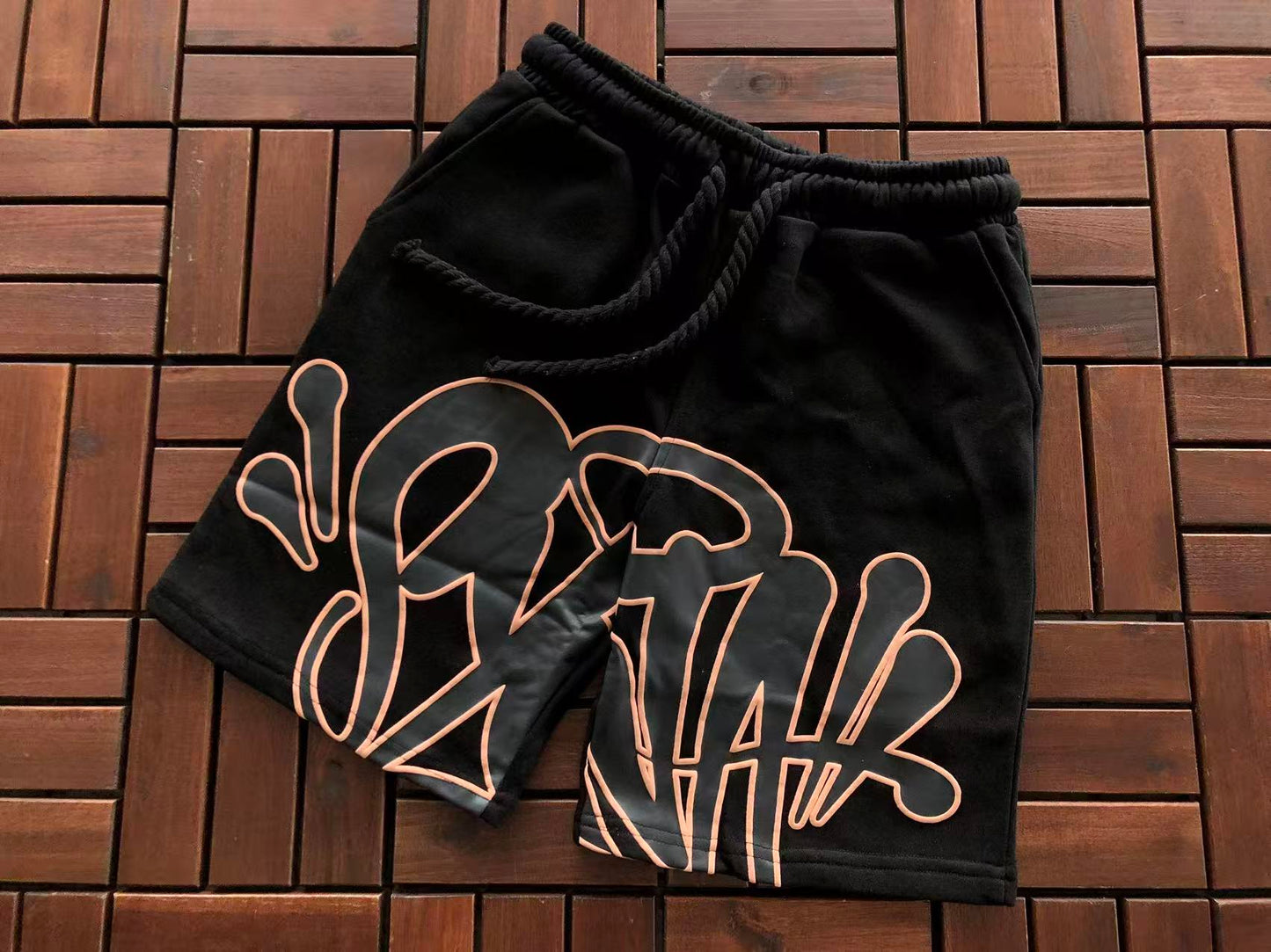 SYNA WORLD LOGO SHORTS