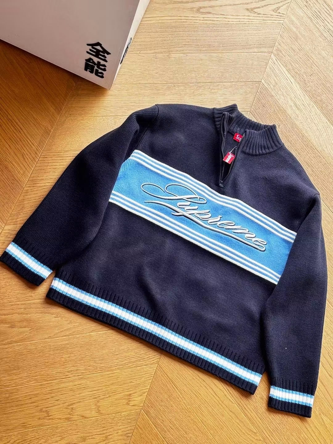 SUPREME SCRIPT STRIPE HALF ZIP SWEATER