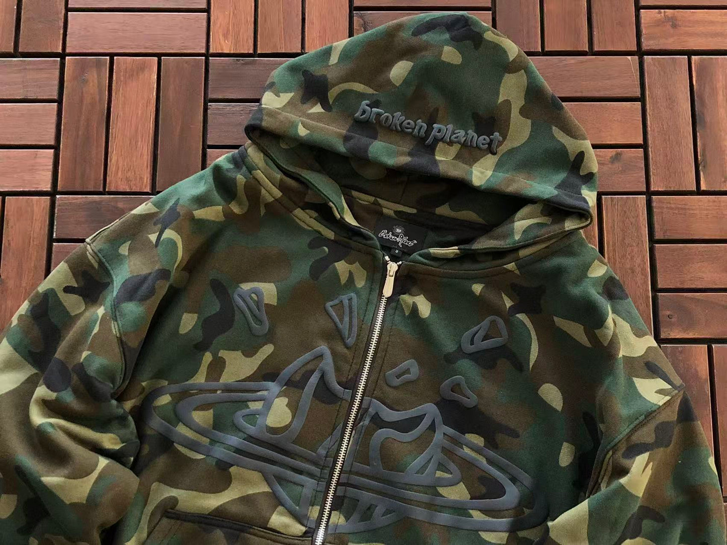 BROKEN PLANETS CAMO ZIPPED HOODIE