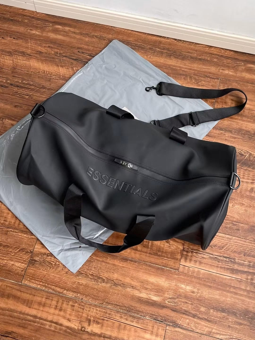 ESSENTIALS BAG