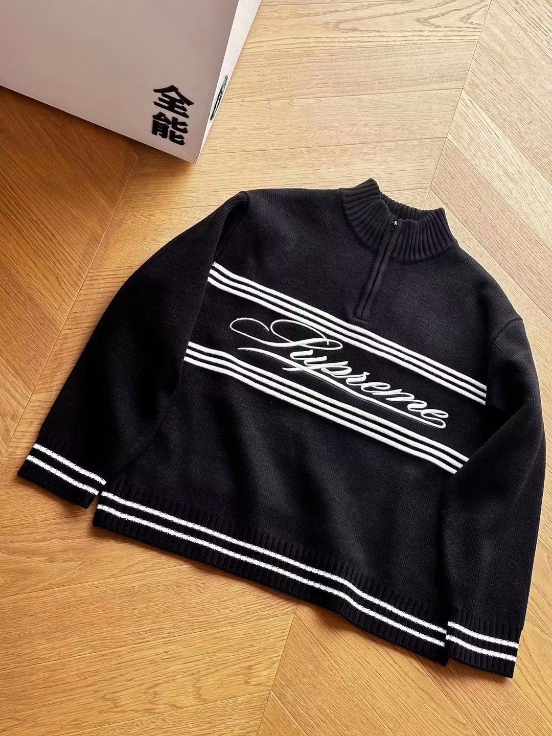 SUPREME SCRIPT STRIPE HALF ZIP SWEATER